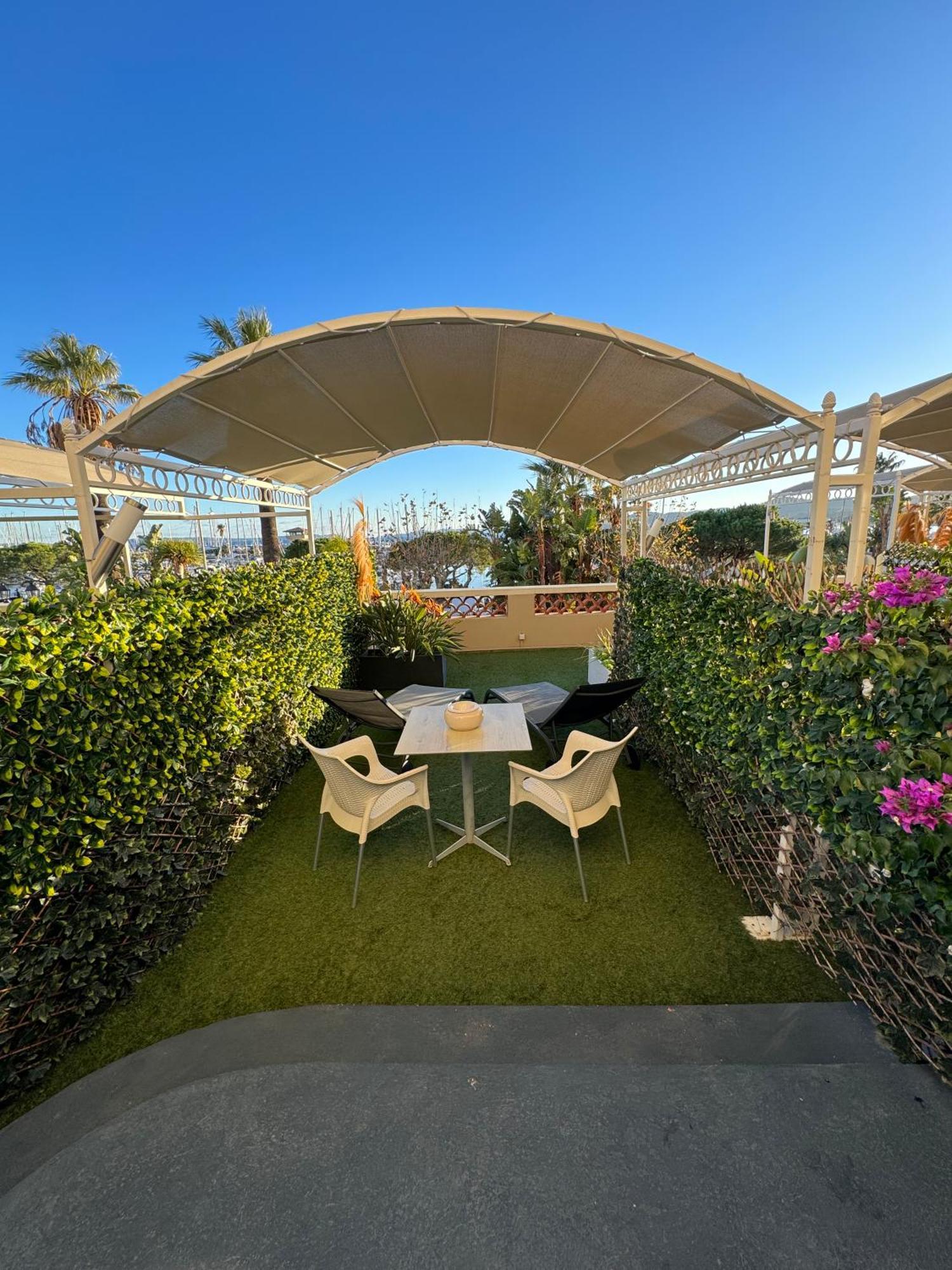 Hotel Le Rabelais Le Lavandou Eksteriør bilde